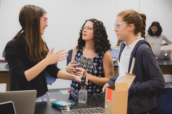 高中学生在Ms. Middleman的生物学荣誉班通过设计和运行一个实验室实验来测试他们选择的变量来扩展他们对酶的理解.